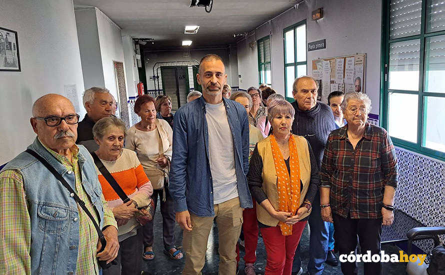 El concejal del PSOE en el Ayuntamiento de Córdoba Ángel Ortiz (centro) con vecinos en el Centro de Mayores Osario Romano