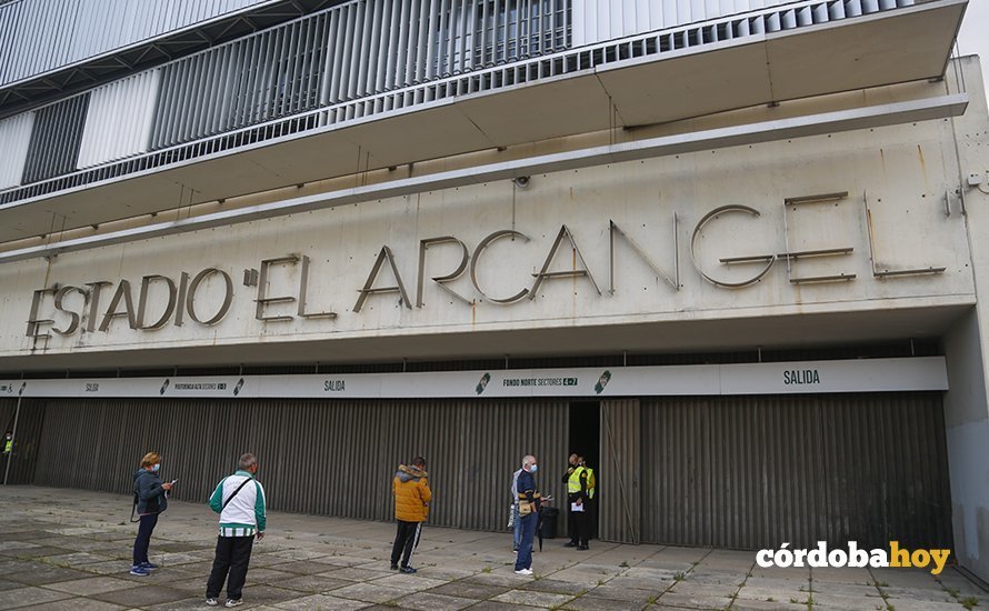 Entrada al estadio de El Arcángel en el Córdoba CF-Real Murcia