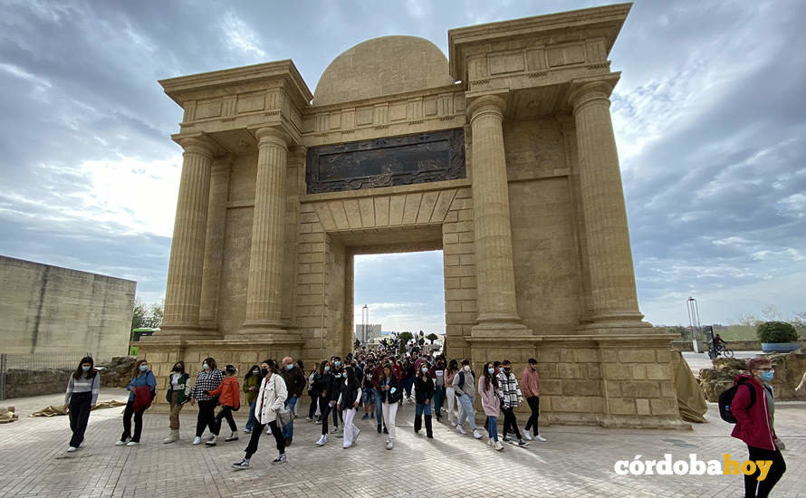 Visitantes en la Puerta del Puente, en una imagen de archivo