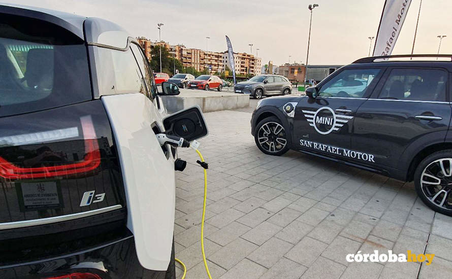 Muestra de vehículos eléctricos en una Semana de la Movilidad de Córdoba