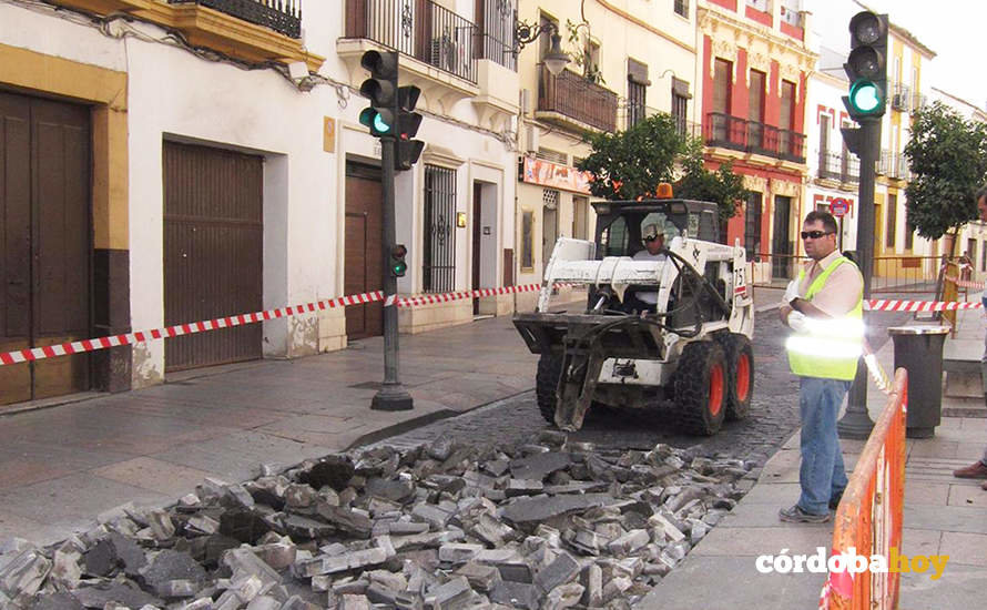 Imagen de archivo de unas obras en la calle Alfaros de Córdoba