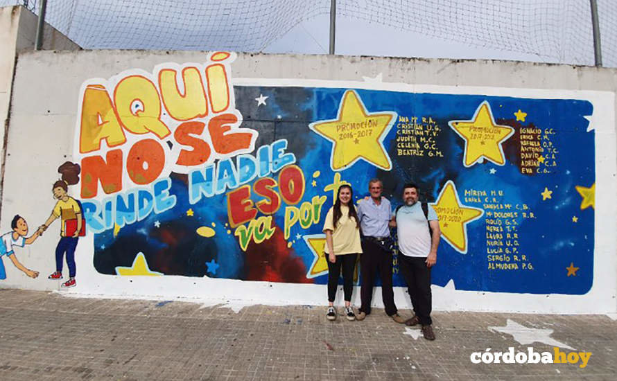 Pintada en Las Palmeras con los alumnos beneficiados con el programa