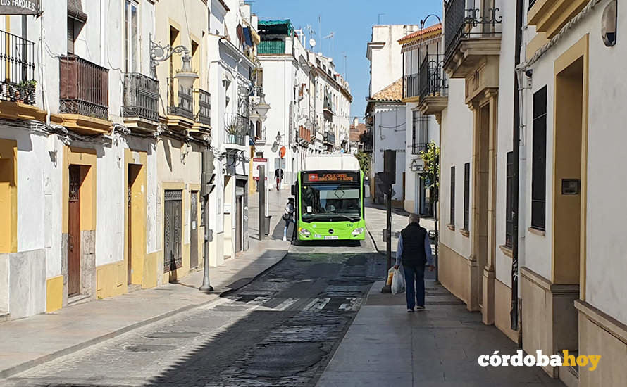 Autobús en la calle Alfaros
