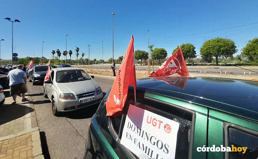 Caravana de coches de UGT con la ZGAT