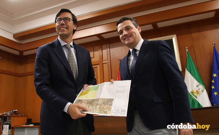 Dámaso Quintana y José María Bellido con el proyecto de Cunext en la mano, en una imagen de archivo FOTO RAFA MELLADO SENIOR