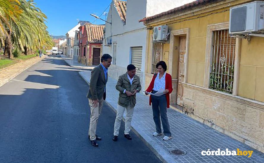 Miguel Ruiz Madruga (centro) contempla la reforma de la acera de la calle La Oficina, en Cañero