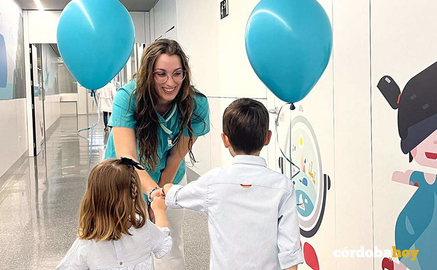 Los niños han recibido en el Hospital Quirónsalud Córdoba globos y cuentos, con motivo del Día Nacional del Niño Hospitalizado