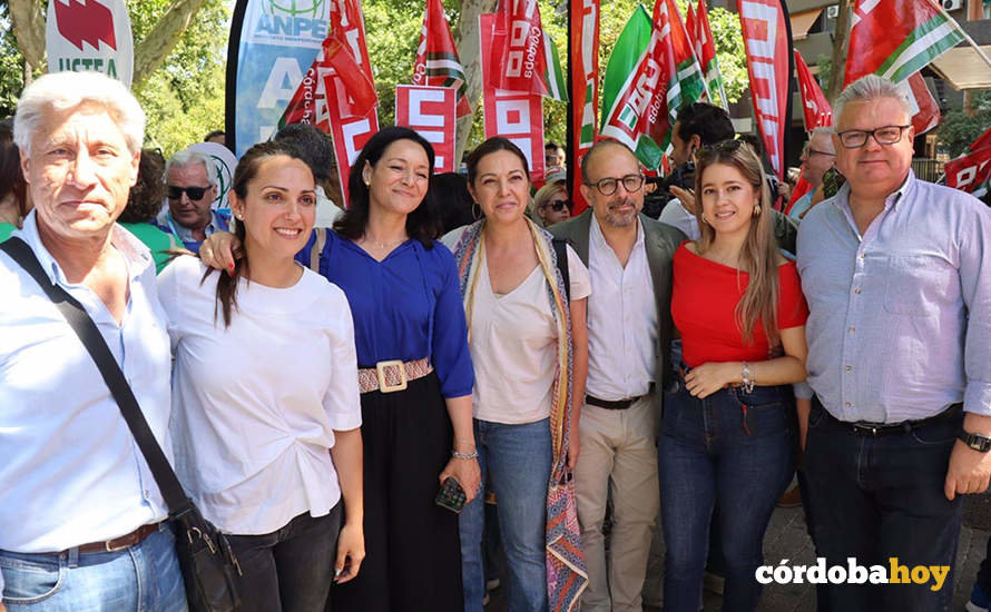 Crespín (3ª izda.),junto a otros cargos públicos y orgánicos del PSOE cordobés en la manifestación de docentes
