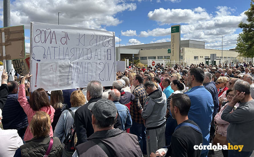 PSOE e IU y un millar de personas exigen a la Junta que dé marcha atrás con el %22robo%22 del Hospital de Peñarroya
