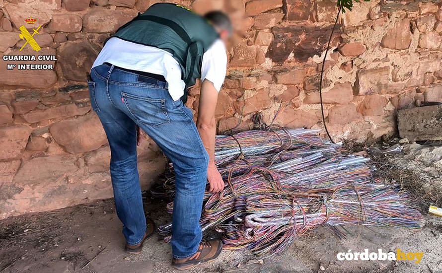 Parte del cableado eléctrico de cobre recuperado por la Guardia Civil en Montoro
