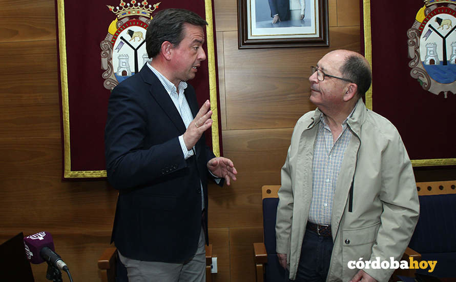 Aurelio Fernández conversa con Salvador Cubero en el Ayuntamiento de Doña Mencía