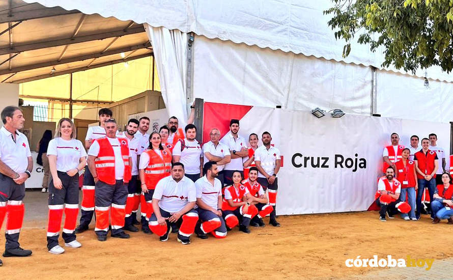 Equipo de la Cruz Roja en el recinto ferial de Córdoba