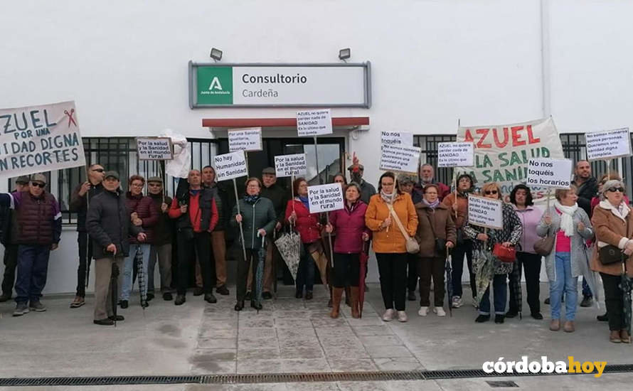 Protestas en Azuel por la reducción del horario sanitario en su consultorio, en una imagen de archivo