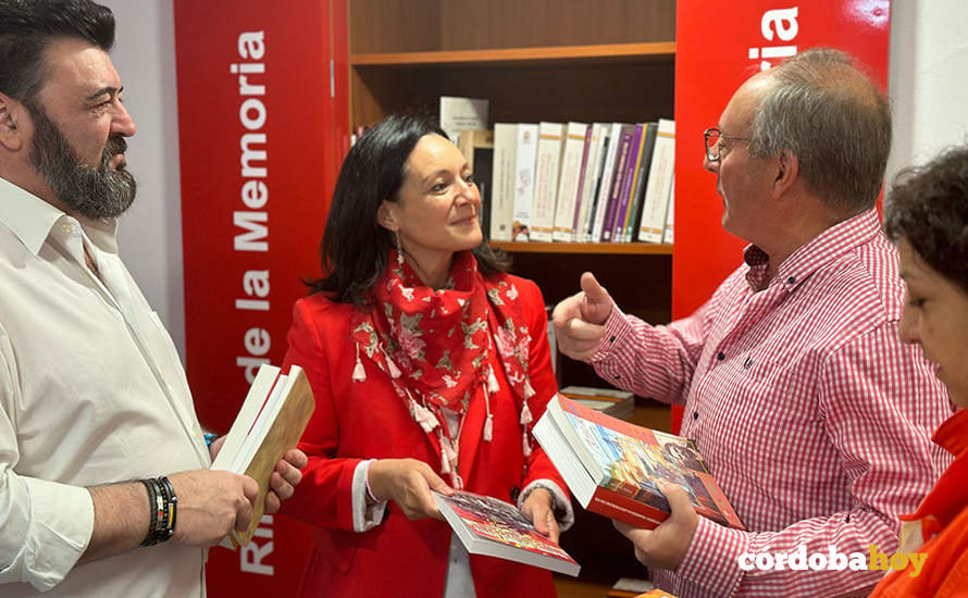 UGT entrega al PSOE un lote de libros y publicaciones destinados a su Rincón de la Memoria