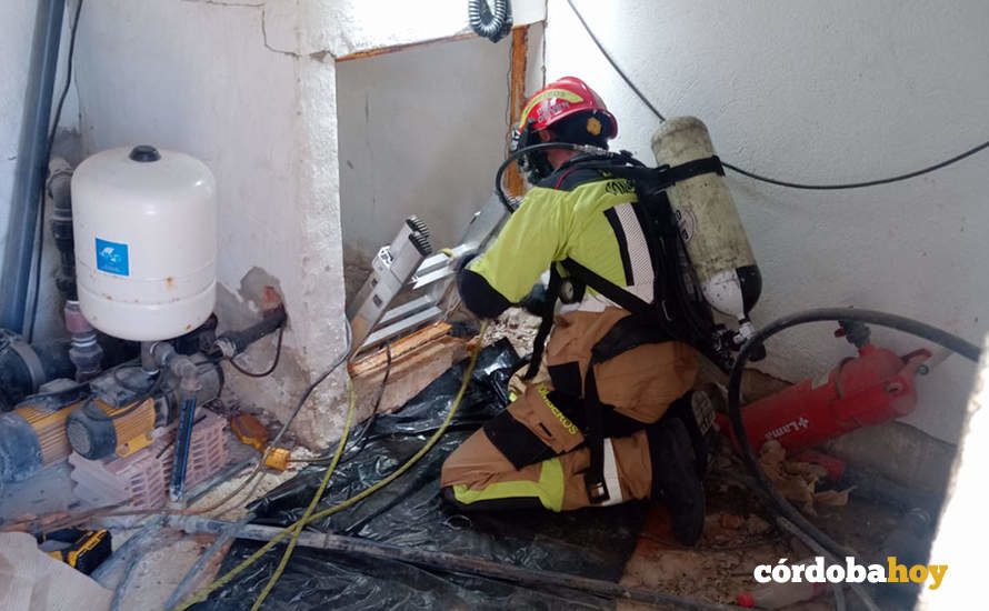 Rescate por parte de los bomberos de Lucena del cuerpo del hombre muerto en el aljibe
