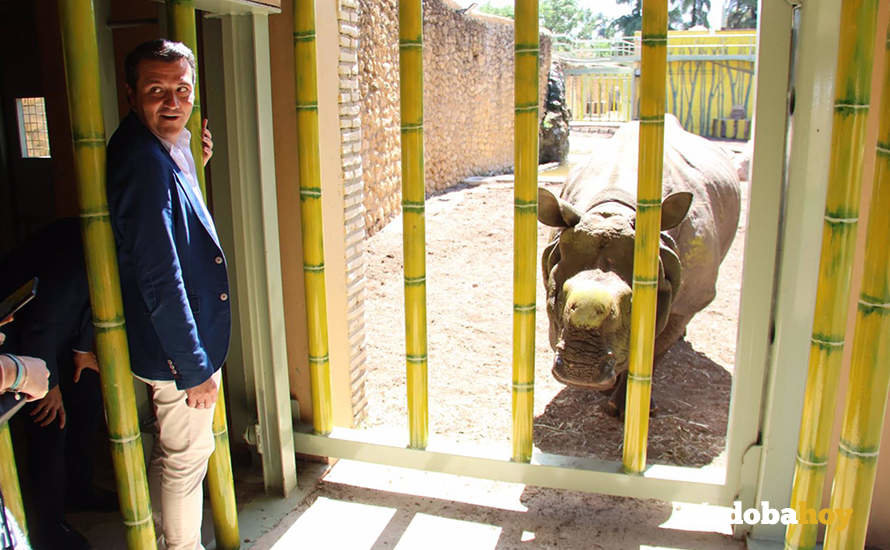 El alcalde de Córdoba, José María Bellido, de visita esta mañana al zoológico