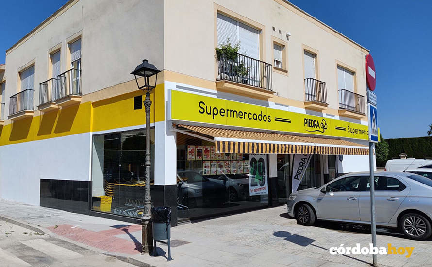 Fachada del supermercado Piedra reabierto en Encinarejo