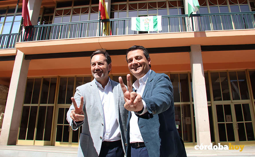 Antonio Fernández Monterrubio y José María Bellido muestran el signo de la victoria con la bandera del CCF en la fachada dl Ayuntamiento FOTO RAFA MELLADO SENIOR