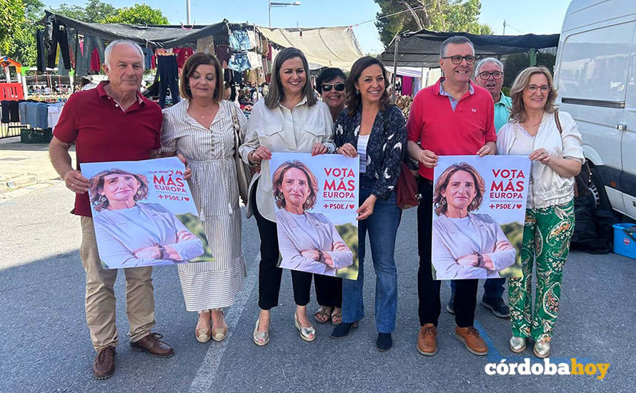 La parlamentaria andaluza por el PSOE de Córdoba Isabel Ambrosio (tercera por la dcha.), junto a la alcaldesa de Baena, María Jesús Serrano