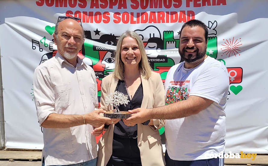Antonio Zurita y Javier Portal, coordinadores de la caseta de Aspa, con Raquel Martí, directora ejecutiva de Unrwa en España