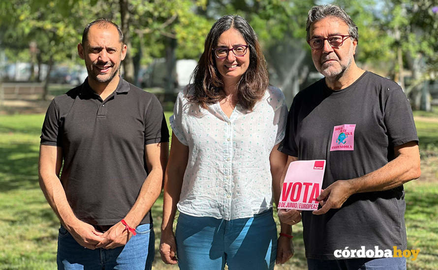 Sebastián Pérez, Carmen María Ruiz y Salustiano Luque, en el 'Bosque de Fukushima' de Córdoba