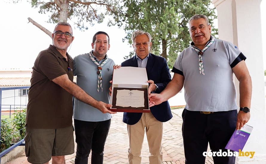 Salvador Fuentes recoge el reconocimiento del coletivo Scout de Andalucía