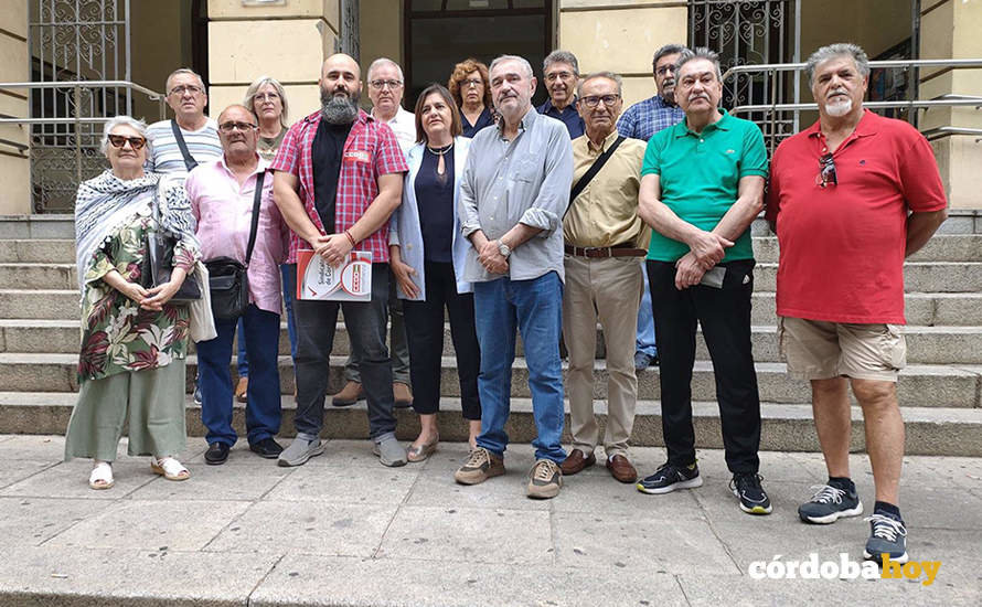 José Enrique Guerra (tercero por la izquierda) y Luis Naranjo (cuarto por la derecha), junto a otros responsables del Foro y de CCOO