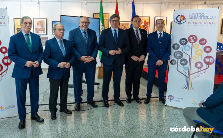 Autoridades asistentes a la presentación del Centro