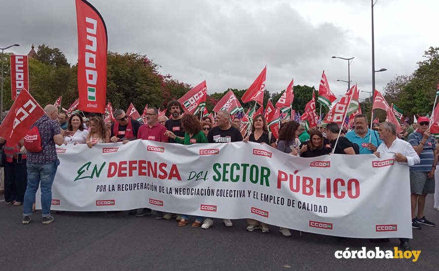 Cordobeses y cordobesas en la manifestación de Sevilla de CCOO por el empleo público