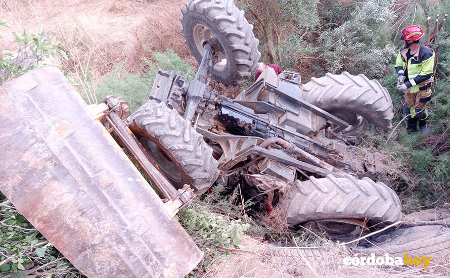 Estado del tractor volcado en Lucena FOTO CONSORCIO