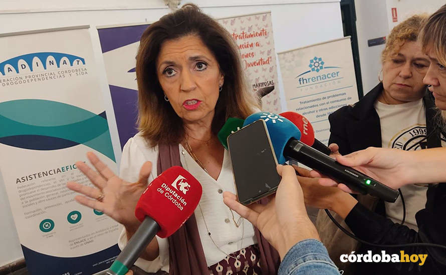 La delegada territorial de Salud y Consumo de la Junta de Andalucía en Córdoba, María Jesús Botella, atiende a los periodistas en una imagen de archivo