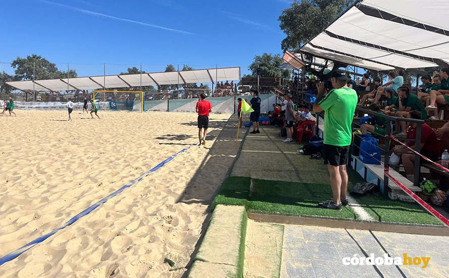 Un partido de fútbol playa en el Campo de La Colada, en El Viso FOTO AYUNTAMIENTO DE EL VISO