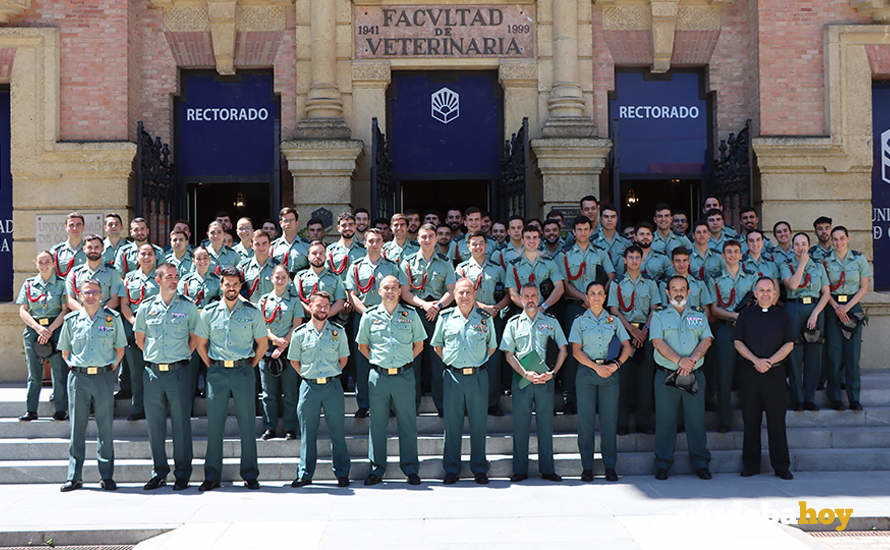 Visita de damas y caballeros alféreces cadetes de la Academia de Oficiales de la Guardia Civil a Córdoba