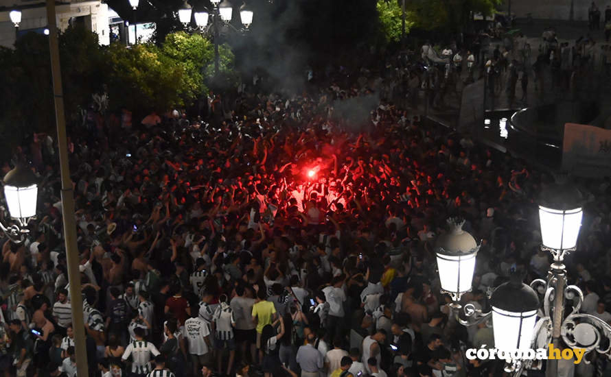 La celebración del ascenso a Segunda División del Córdoba CF en Las Tendillas FOTO JM AYALA