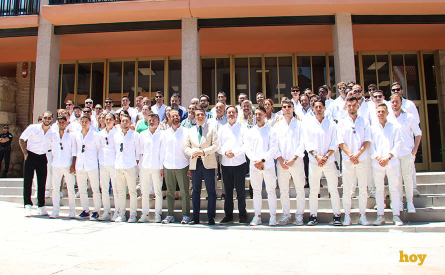 Última foto oficial DEL CCF con todo el equipo de ascendidos en la recepción del Ayuntamiento FOTO RAFA MELLADO SENIOR