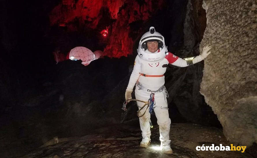 La astronauta análoga cordobesa Mariló Torres en la cueva de Astroland