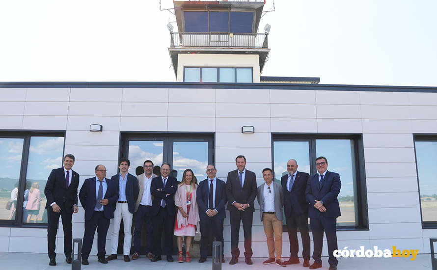 El ministro Óscar Puente y su equipo ante la fachada de la nueva terminal del Aeropuerto de Córdoba