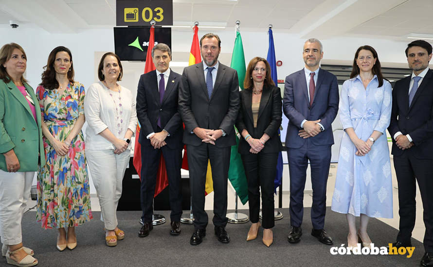 El Ministro Óscar Puente (centro) en la inauguración de la terminal del Aeropuerto de Córdoba