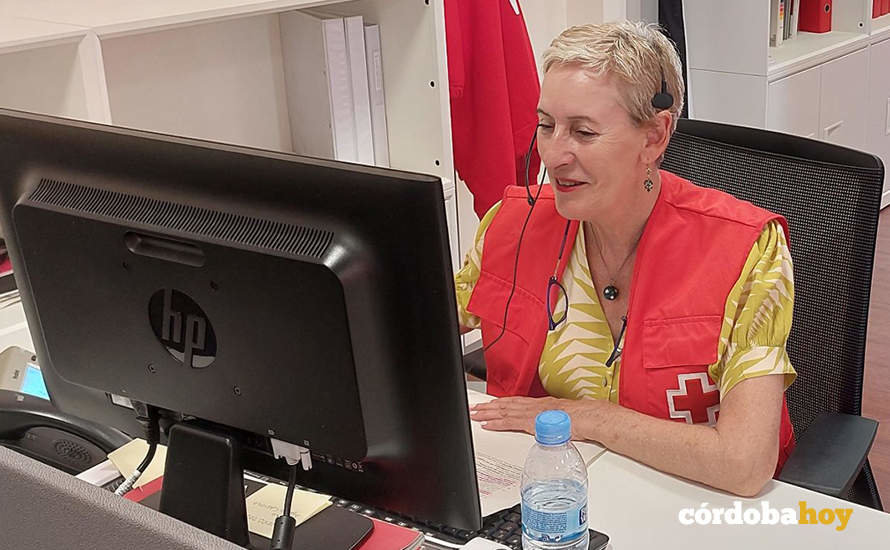 Voluntaria de la Cruz Roja controlando por teléfono a personas mayores ante el aumento del calor