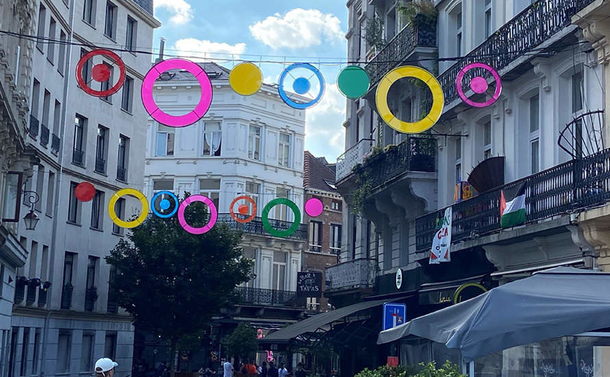 Decoración de Ximenez Group en una calle de Bruselas