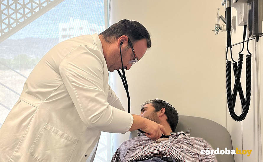 El doctor Padilla durante un reconocimiento a un paciente en consulta