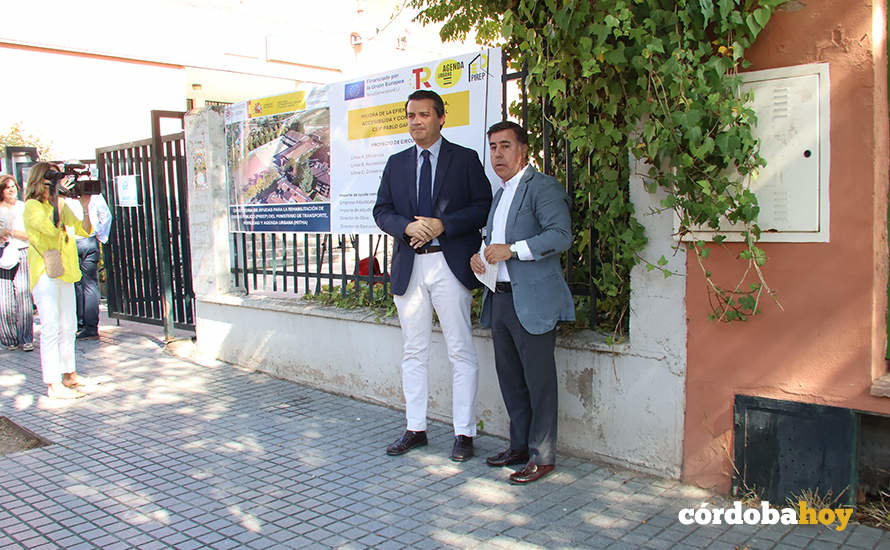 José María Bellido y Miguel Ruiz Madruga en el CEIP Pablo García Baena FOTO RAFA MELLADO SENIOR