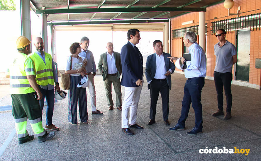 José María Bellido y Miguel Ruiz Madruga en el CEIP Pablo García Baena FOTO RAFA MELLADO SENIOR