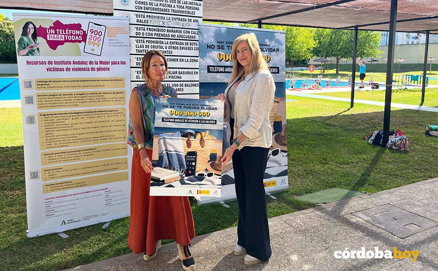 Rosario Alarcón (derecha) y Marian Aguilar en la piscina UD Sur de Córdoba