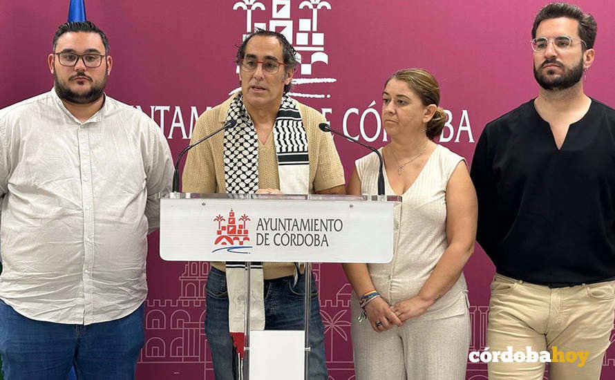 El portavoz municipal de Hacemos Córdoba, Juan Hidalgo, interviene junto al resto de ediles del grupo