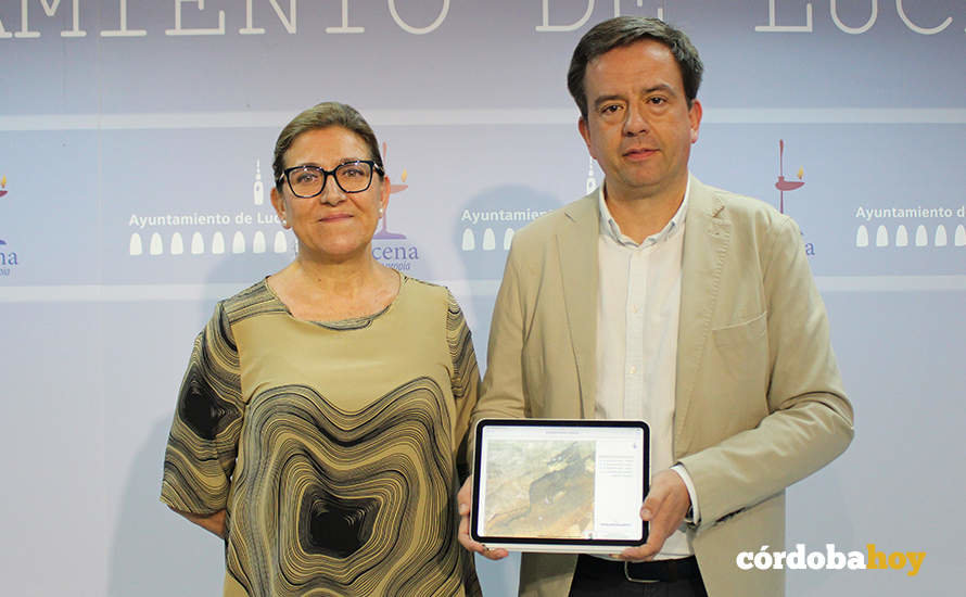 La concejala de Patrimonio, Charo Valverde, y el alcalde de Lucena, Aurelio Fernández, con la herencia de la Sierra de Aras en la mano FOTO AYUNTAMIENTO DE LUCENA