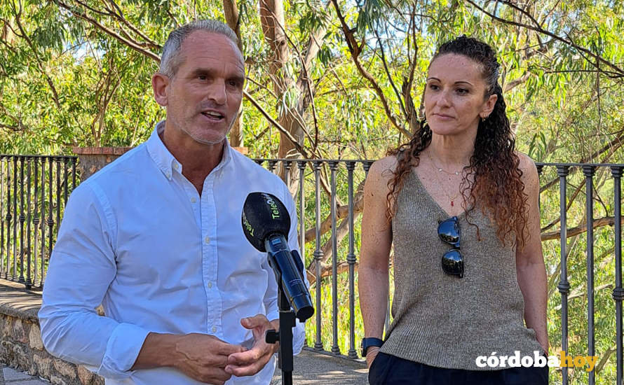 El delegado de Sostenibilidad, Medio Ambiente y Economía Azul, Rafael Martínez, y Lola García, responsable técnica del PGI