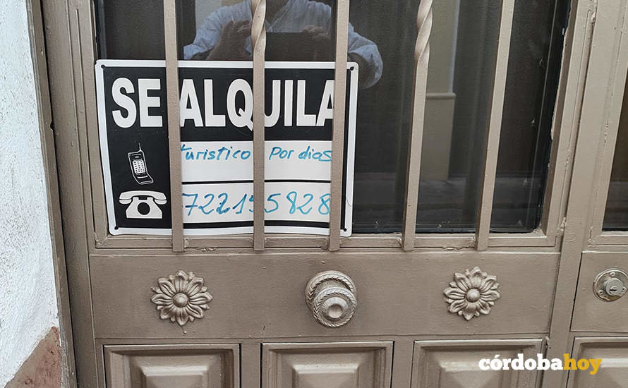 Cartel en el Casco Histórico de Córdoba para alquilar por días una vivienda