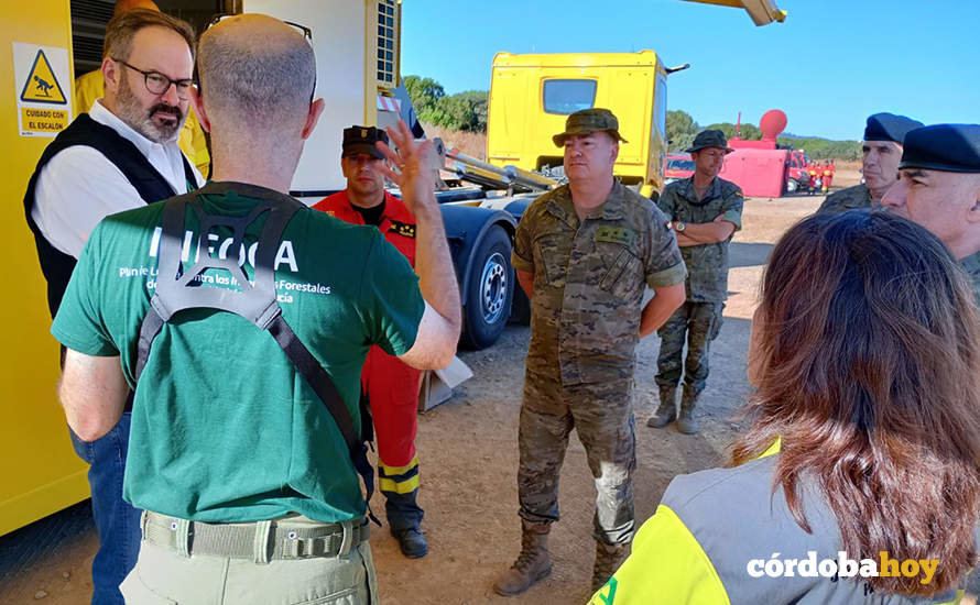 Adolfo Molina (izquierda) visita la zona del incendio