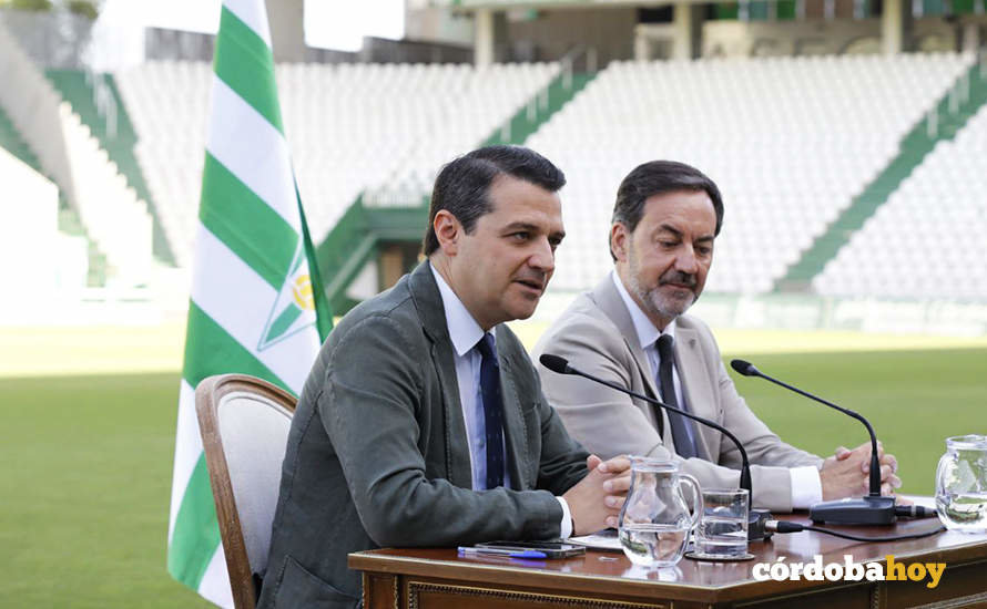 José María Bellido y Antonio Fernández Monterrubio en la cesión de uso de El Arcángel al CCF FOTO PATRICIA CACHINERO